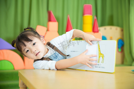 早教教育摄影照片_儿童教育白天可爱女孩教室读书摄影图配图