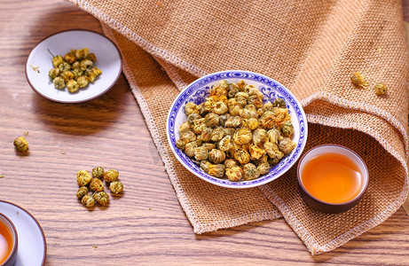 重阳节摄影照片_花重阳节菊花茶菊花创意摄影图配图