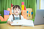 儿童教育白天可爱女孩教室戴着耳机上课摄影图配图