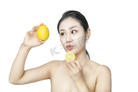 护肤白天拿着柠檬的美女室内嘟嘴巴摄影图配图