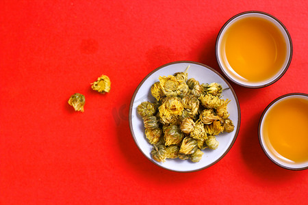 重阳节红色摄影照片_饮品重阳节菊花茶茶水红色背景摄影图配图