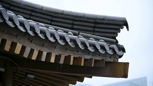 古建筑房檐摄影照片_夏季雨天古建筑屋檐雨滴滴落