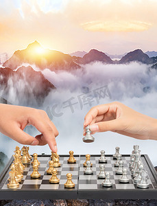 云海博弈摄影照片_企业文化宣传下棋博弈白天下国际象棋山川云海下棋摄影图配图