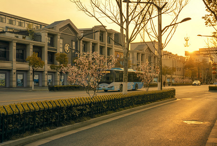 城市道路夕阳下午建筑风光落日摄影图配图