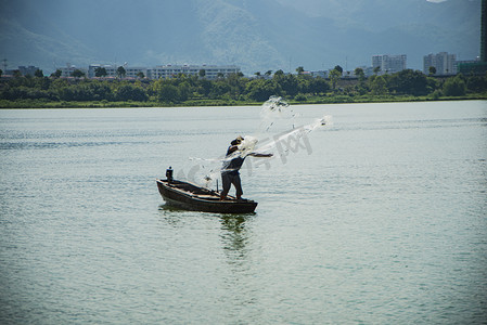 白天户外渔夫在江河捕鱼摄影图配图