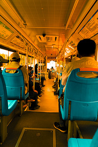 公共车摄影照片_公共交通工具白天公交车室外坐车摄影图配图