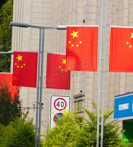 国庆节马路两边国旗白天五星红旗城市街道飘扬摄影图配图
