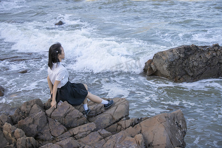坐在礁石上的女子下午女子海岛无摄影图配图