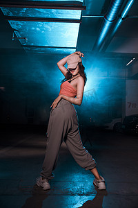 爵士舞白天舞蹈老师车库跳舞摄影图配图