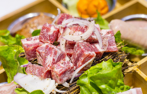 牛肉火锅手绘摄影照片_美食烤肉食材牛肉粒美味摄影图配图