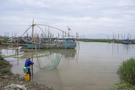 连家渔民摄影照片_瑞安市滩涂捞鱼渔民下午渔民滩涂无摄影图配图
