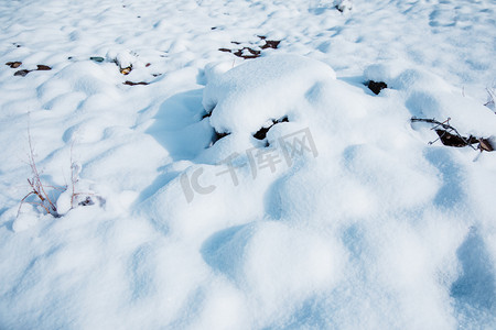 雪山雪地摄影照片_下雪冬天白天雪地户外无摄影图配图