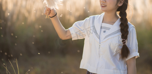 芦苇荡里的女孩下午女子芦苇荡无摄影图配图