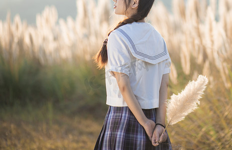 芦苇荡里的女孩下午女孩芦苇荡无摄影图配图