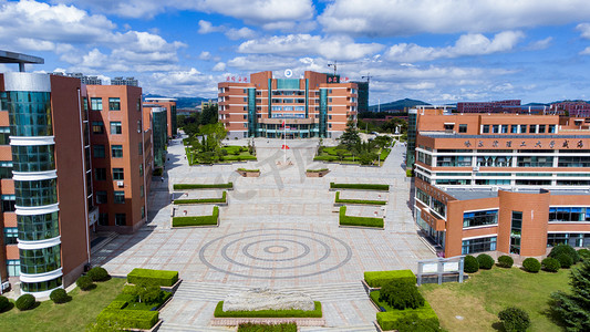 航拍大学摄影照片_学校白天学校教学楼学校学习摄影图配图