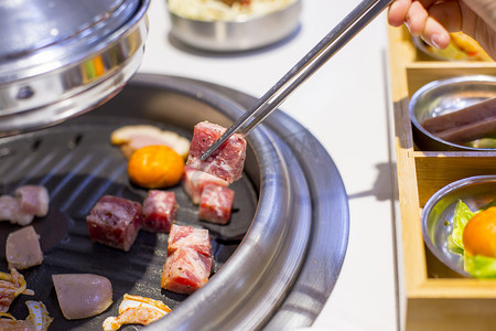 烤肉摄影照片_烤肉中餐韩式牛肉烤炉摄影图配图