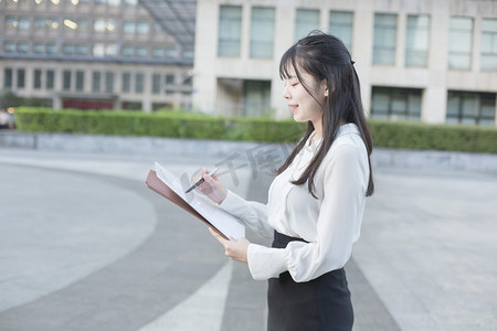 美女老师商务白领写字摄影图配图