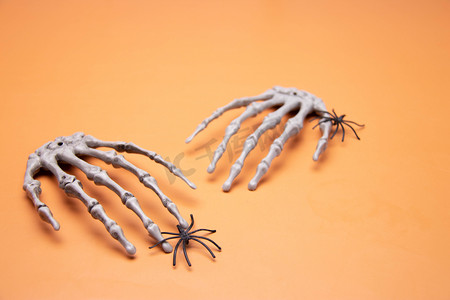 万圣节白天鬼手摆件室内鬼手摄影图配图