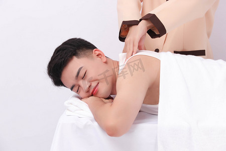 按摩白天男士室内肩周摄影图配图