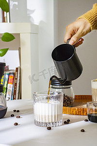 制作豆乳拿铁下午豆乳拿铁室内倒咖啡摄影图配图