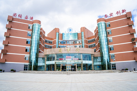 校园文化墙楼梯摄影照片_学校白天学校图书馆校内学习摄影图配图