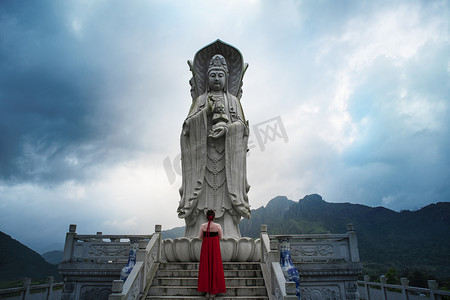 佛图摄影照片_温州南雁荡景区拜佛女孩下午女孩寺庙无摄影图配图