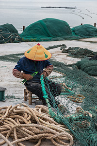 打渔的人摄影照片_北麂岛补网的人下午人物岛上无摄影图配图