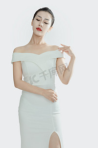 马关县小姐模特服务637.87.939薇摄影照片_性感的模特美女手放肩上摄影图配图