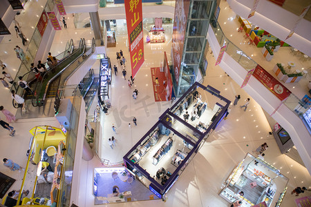 商场内部图摄影照片_商场内部俯瞰购物中心摄影图配图