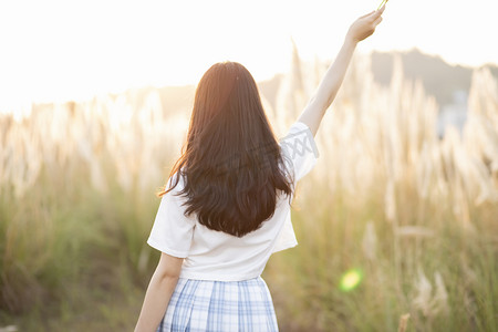 芦苇女子背影下午女子芦苇荡无摄影图配图