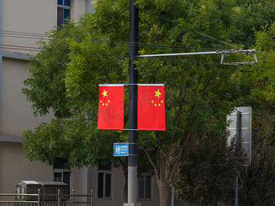 国庆节街道两边红旗特写白天五星红旗城市街道展示摄影图配图