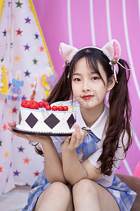 草莓蛋糕摄影照片_草莓蛋糕白天制服少女室内JK摄影图配图