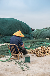 补网摄影照片_北麂岛补网的渔民下午男人海岛无摄影图配图