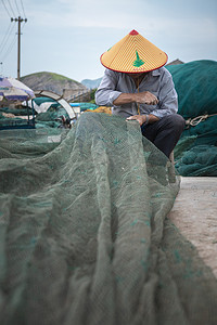 渔民打渔摄影照片_北麂岛补网的渔民下午渔民海岛无摄影图配图