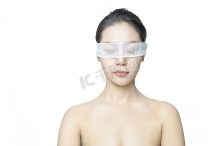 医美整形白天做双眼皮项目的美女户外蒙住纱布摄影图配图