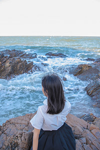 温州洞头看海的女子下午女子海边无摄影图配图