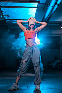 舞蹈跳舞夜晚跳爵士舞的美女地下车库舞蹈动作摄影图配图