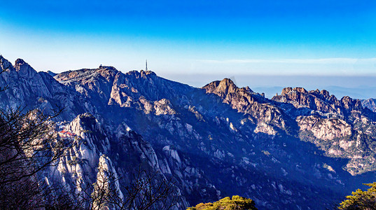 自然风景摄影照片_冬季早晨山峰山区摇动摄影图配图