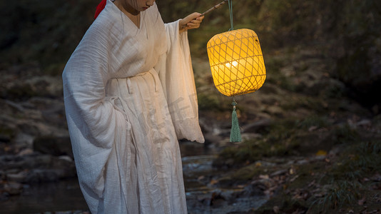 提灯笼的古装女子夜晚女子溪边无摄影图配图