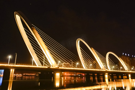 大同市夜晚南环桥河面运动摄影图配图