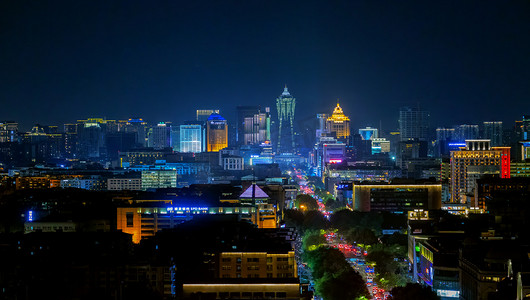 秋天夜晚楼房景区内移动摄影图配图