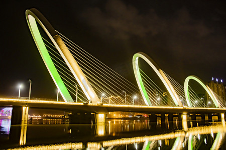 大同市夜晚南环桥河面灯光摄影图配图