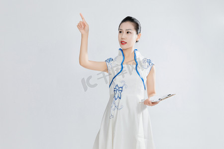 寿宴迎宾区摄影照片_穿着青花瓷礼服旗袍的美女摄影图配图