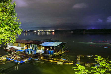 英德仙湖摄影照片_清远英德渔船北江夜泊摄影图配图
