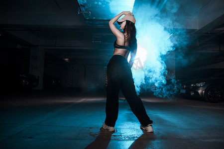 爵士舞舞蹈白天爵士舞美女地下停车场转身摄影图配图