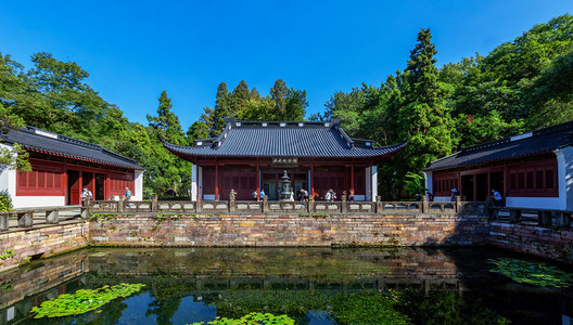 秋天旅游中午岳飞纪念馆景区内摇动摄影图配图