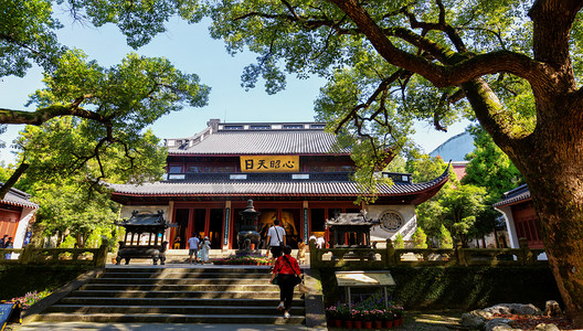 浙江杭州摄影照片_秋天旅游白天大殿景区内摇动摄影图配图