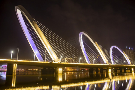 大同市夜晚南环桥河面灯光变换摄影图配图