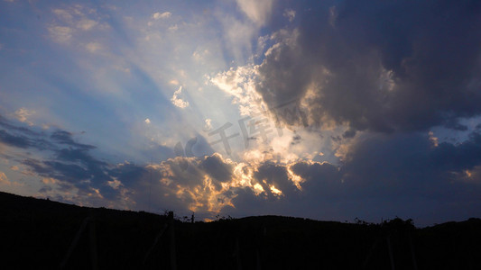 宣传大气摄影照片_耶稣光阳光穿云