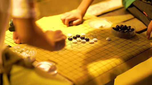 实拍夜晚路边下棋